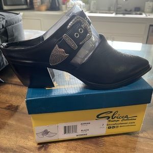 Snicks Adrian black. Never worn!